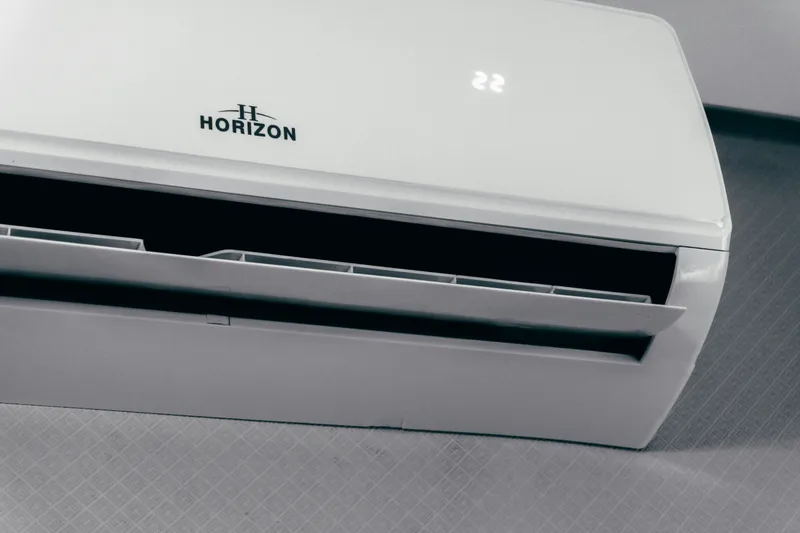 Wall-mounted indoor air conditioning unit
